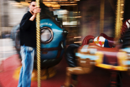 Blur;Carousel;Games;Kaleidos;Kaleidos-images;Leisures;Man;Men;Merry-go-round;Movement;Paris;Tarek-Charara